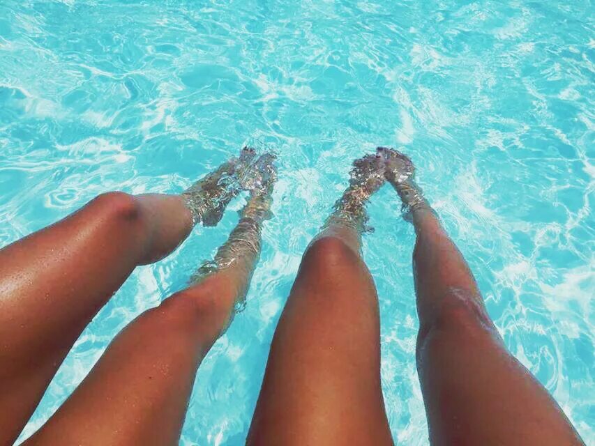 Ноги в бассейне. Женские ножки в бассейне. Ножки девочек в бассейне. Ноги в бассейне девушка. Загорелые ноги.