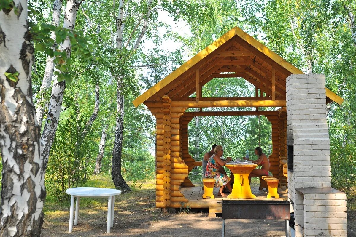 Грин парк омск беседки. Беседка с мангальной зоной омск. Беседка с мангальной зоной омск. Грин парк балтым беседки. Мангальная зона битцевский парк.