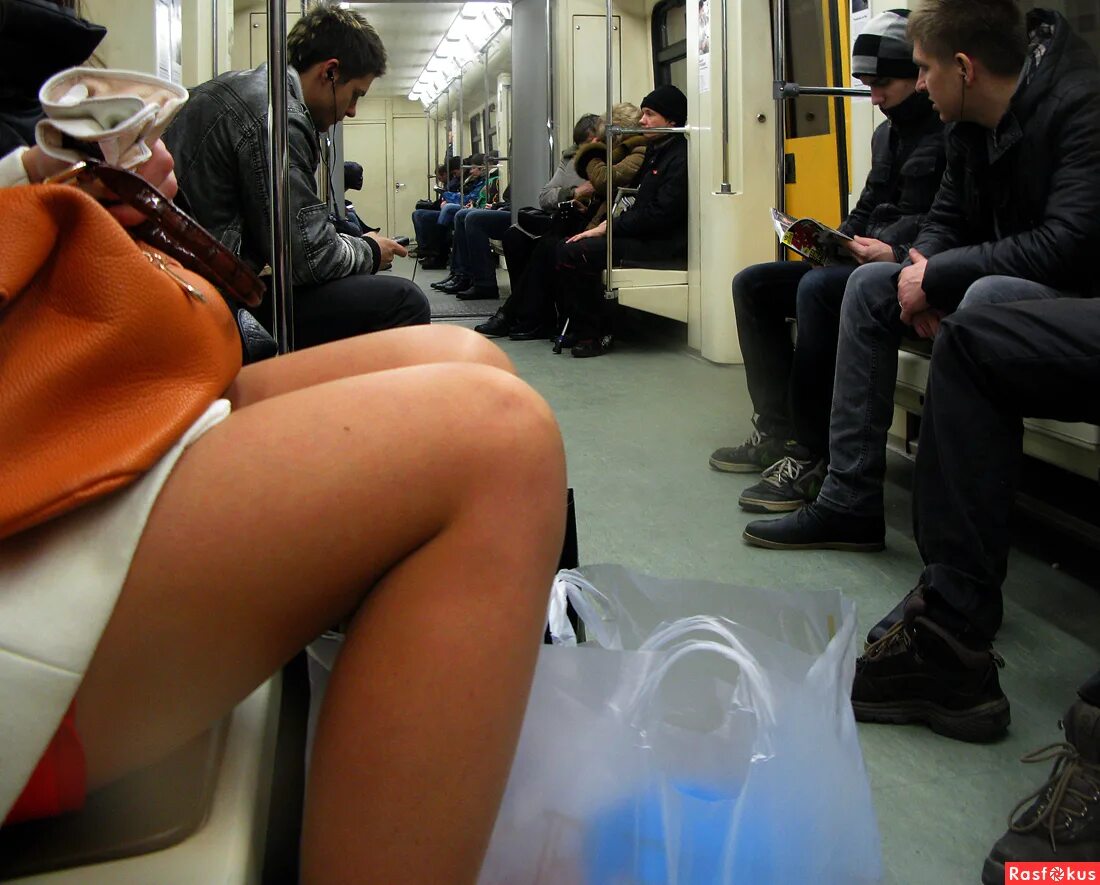 Подглядывание в метро