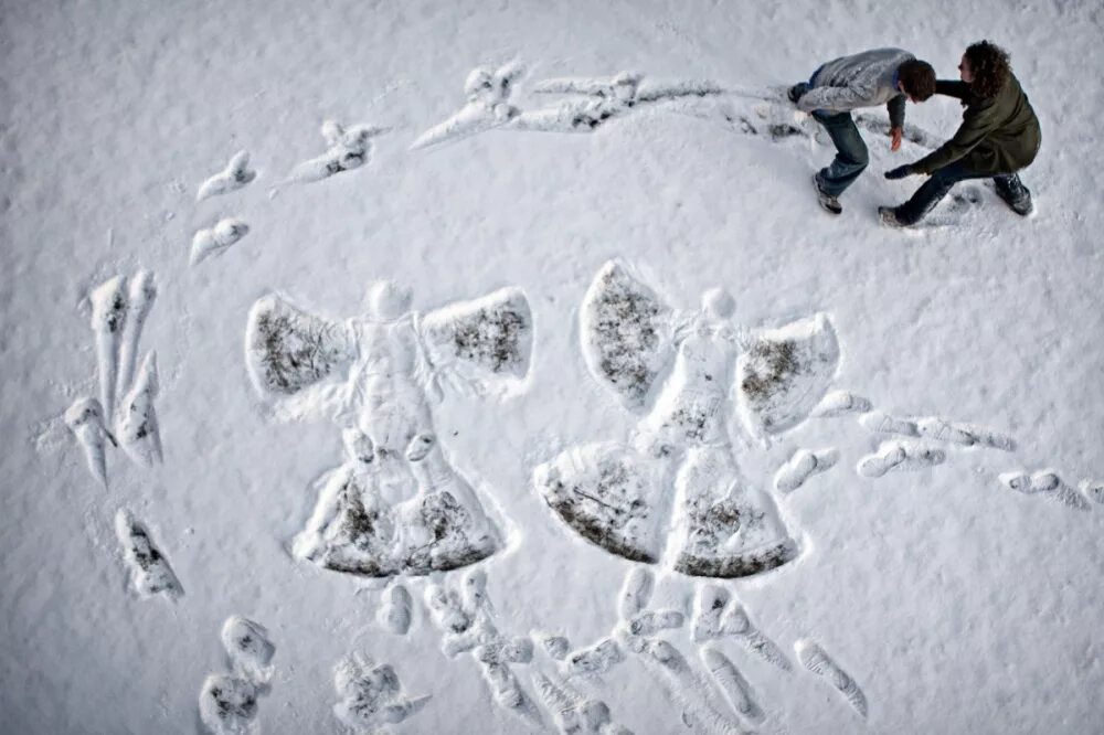 Растаяла жизнь. Зимние радости. Ангелочки на снегу. Снежный ангел на снегу. Снег рисунок.