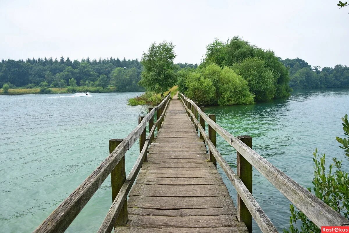 озеро орлинское пирс. озерна мост. мост через озеро. река в перспективе. мост на реке.