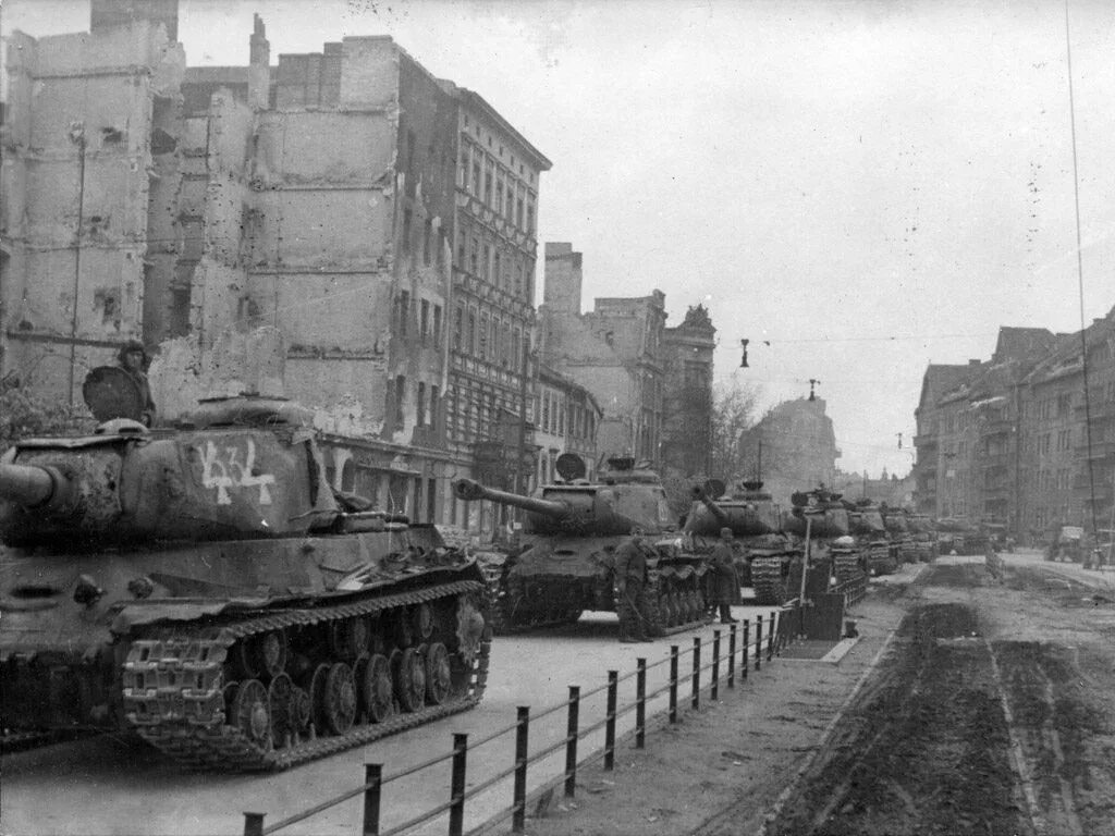 ИС-2 В Берлине. Танк ИС 2 В Берлине. Танк ис2 Берлин 1945. ИС-2 В Берлине 1945.