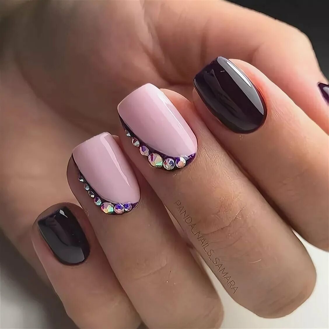 Маникюр на короткие ногти шеллак. Модный ногти шеллак. Нежный маникюр. Ногти голубой с коралловым. Шеллак модный.