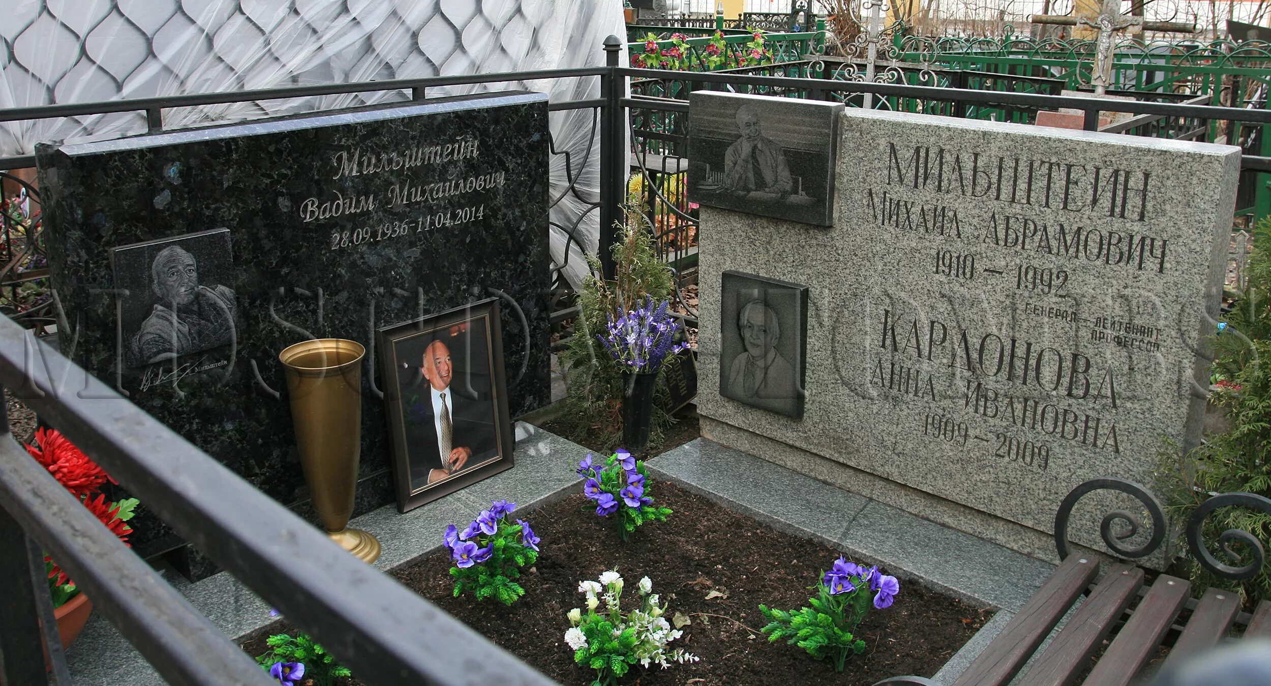 Могила Андрея Миронова на Ваганьковском кладбище.