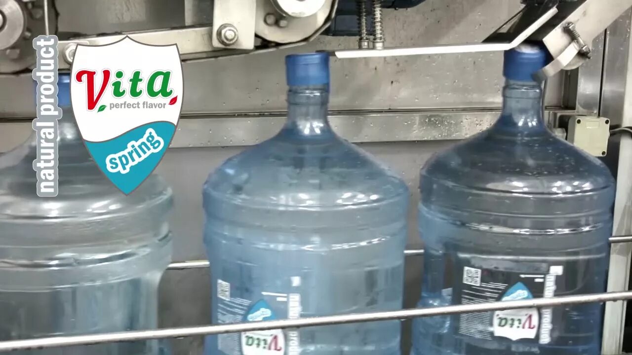 Вода 19л. Розлив воды в 19 литровые бутыли. Склад воды 19 литров. Линия розлива воды 19 литров.