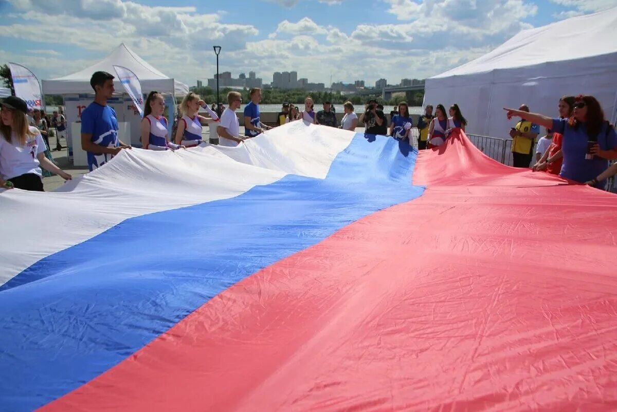 Откроют 12 июня. День России празднование. Фоторепортаж день России. Большой флаг России. День России 2022.