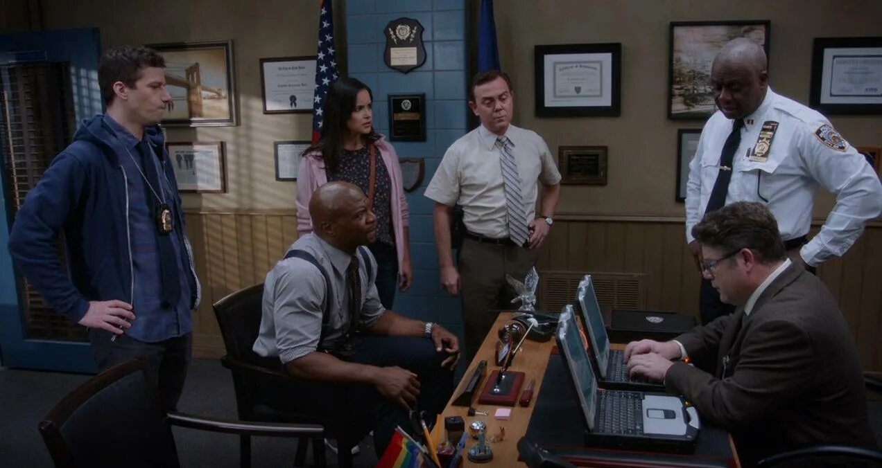 бруклин 9 9 кубик в кубе. пит дэвидсон бруклин 99. бруклин сериал. бруклин 99 касл. бруклин 9 9 1 сезон 1 серия.