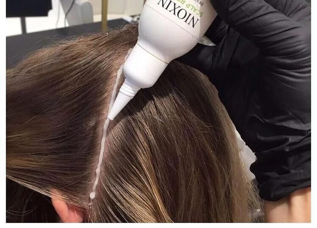 Как наносить пилинг на кожу головы. Скрабирование кожи головы. Как наносить пилинг на кожу головы. Пилинг для кожи головы. Как наносить пилинг на кожу головы.