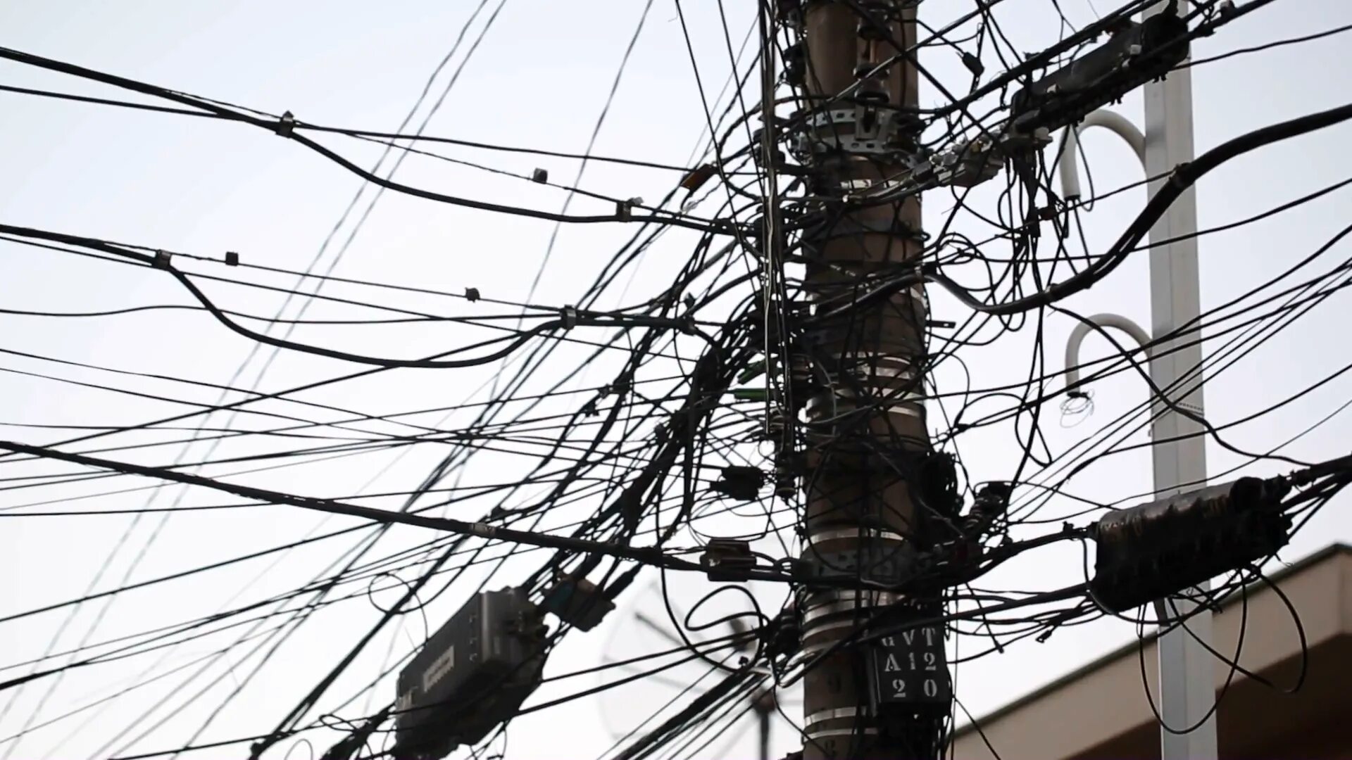 News wires. A pile of wires. Overhead cables. Куча проводов. News wires.