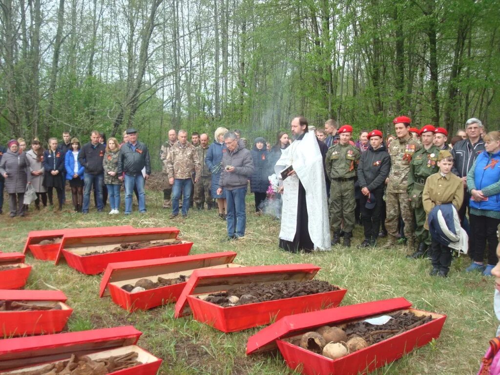 Эксгумация упк. Перезахоронение останков Василия Сталина. Лики смерти 1993 эксгумация. На перезахоронении родственника. Перезахоронение человека.