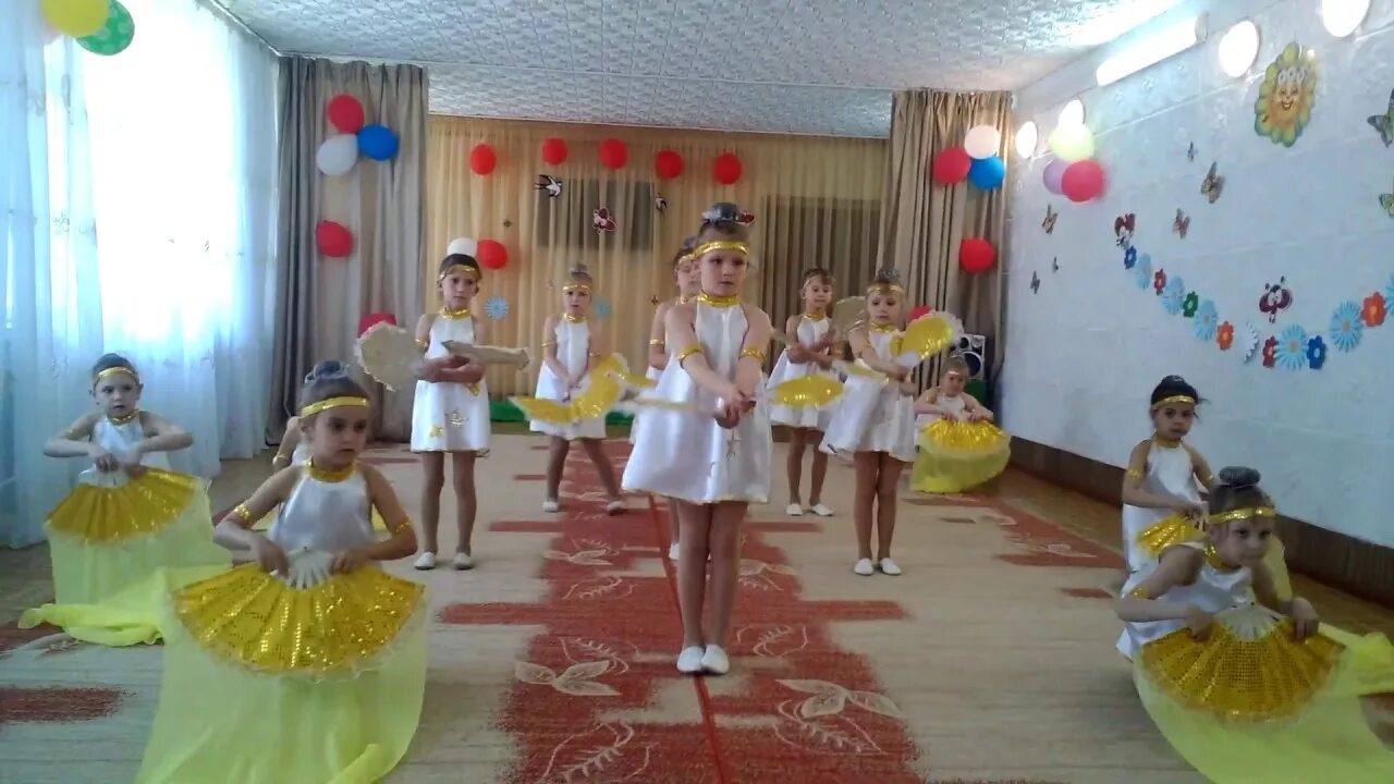 Танец с веерами в саду. Танец с веерами в детском саду. танец с веерами вейлами в детском саду. танец с веерами в детском саду видео. танец с веерами детский сад старшая группа.