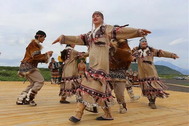 Танец чукчи. Алеуты народы дальнего Востока. Народы севера алеуты. Юкагиры народы дальнего Востока. Малые народности Камчатки – алеуты.