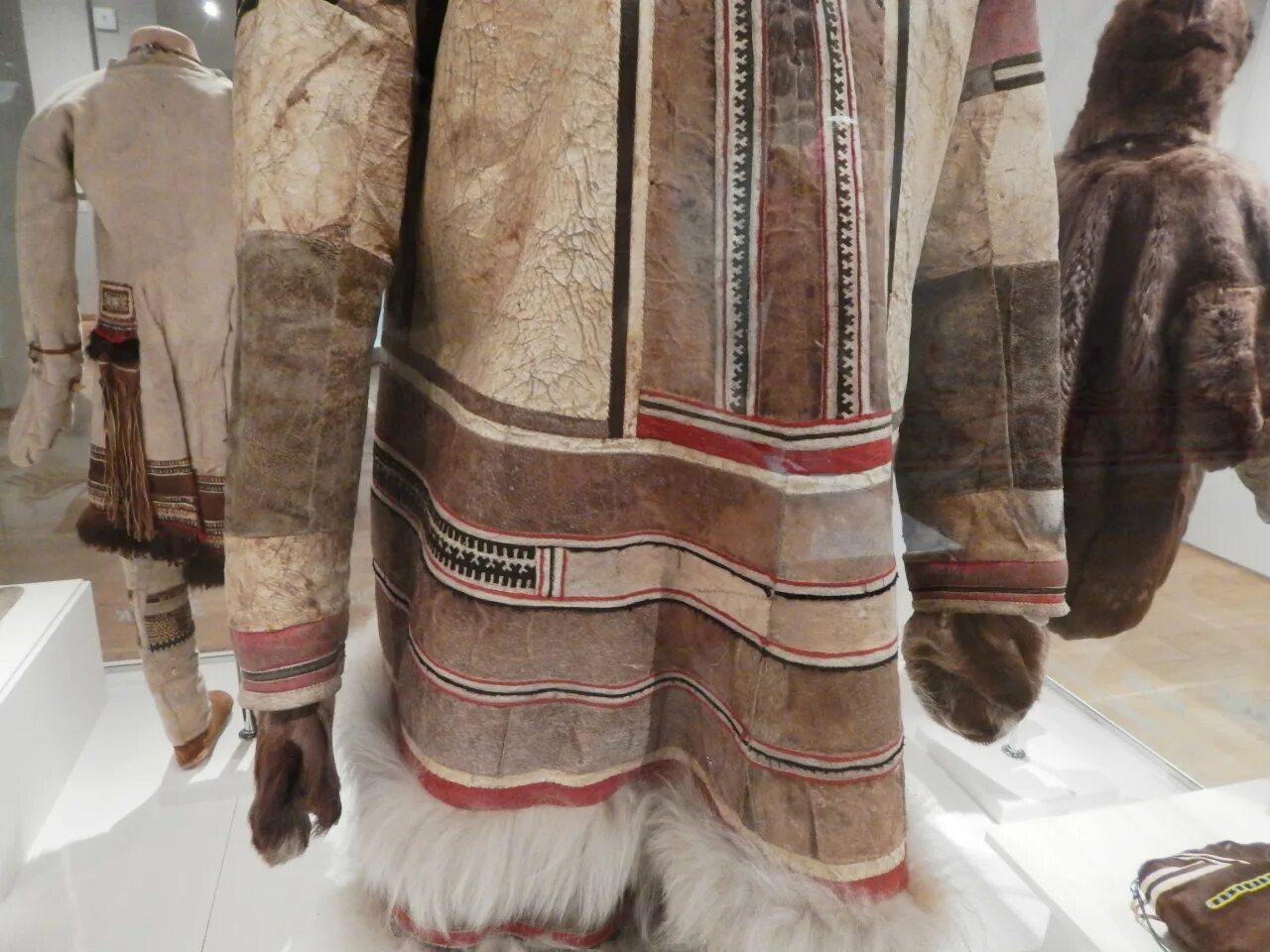 сибирские якуты национальный костюм. национальная одежда народов севера. традиционная одежда народов севера. национальный костюм ненцев малица. костюм эвенков сибирь.