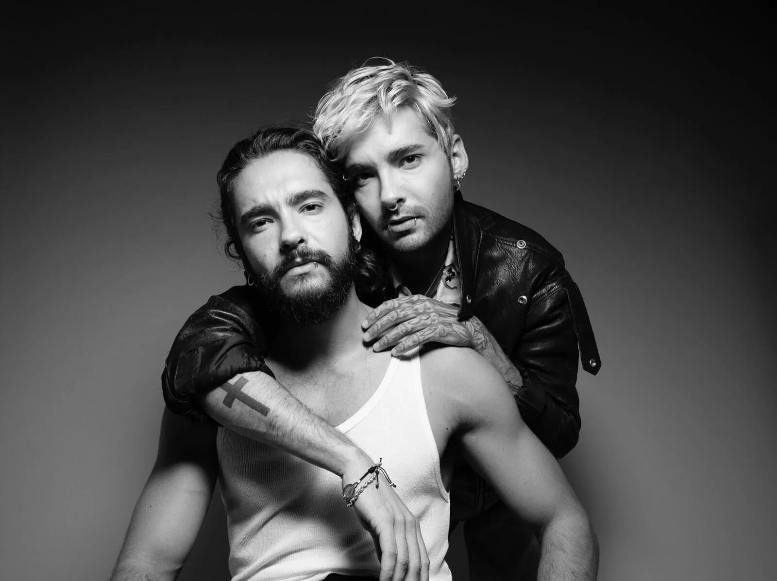 Tokio Hotel Bill. Билл Каулитц 2020. Tokio Hotel Bill and Tom. Tokio Hotel Bill and Tom целуются.