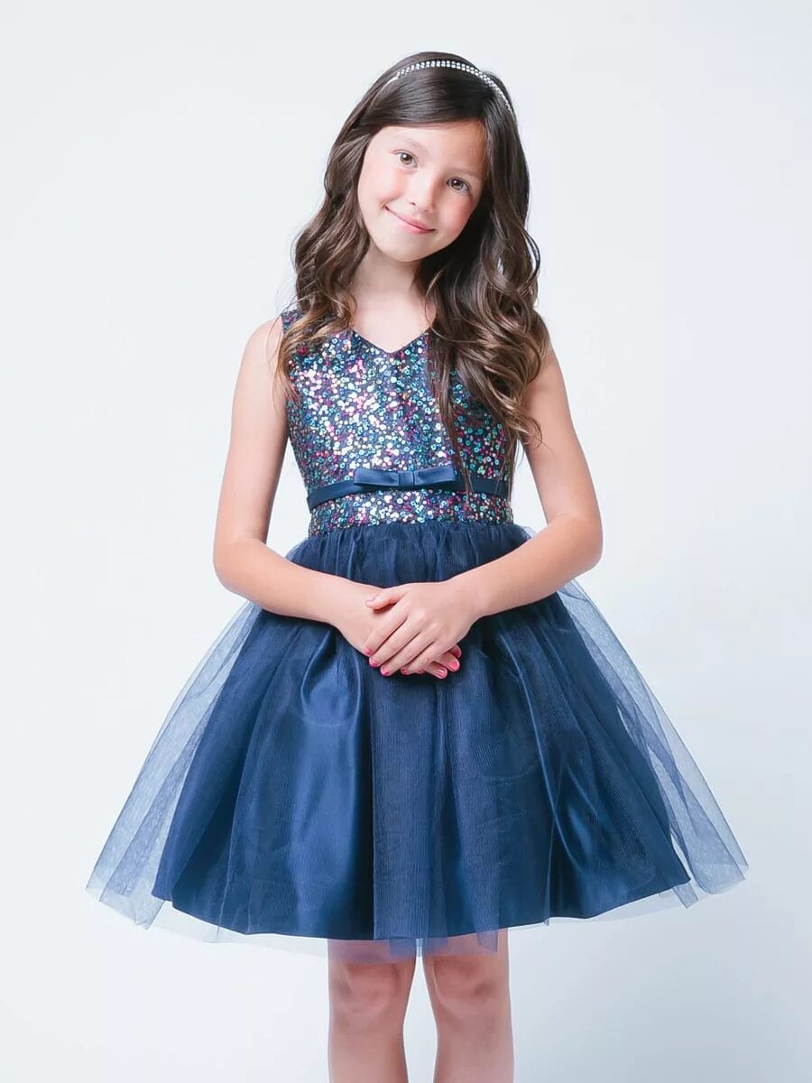 Девочки в начальной школе. Красивые платья для девочек. Портретное фото в школе. Фотосессия начальная школа выпускной. Девочки в школе.