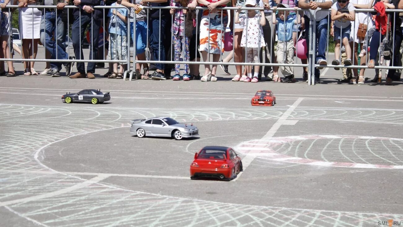 машинки на радиоуправлении гоночные по трассе. машинка на радиоуправлении гонка. много машинок на радиоуправлении. аттракцион с радиоуправляемыми машинками. гоночный автомобиль на пульте управления.