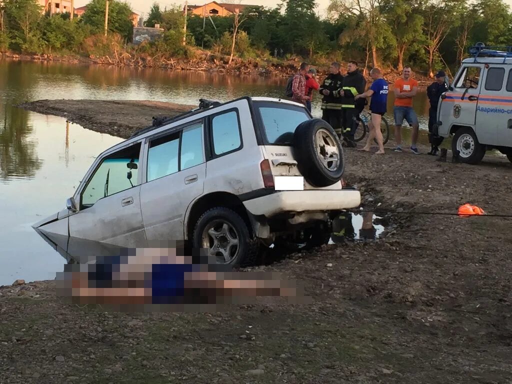 Затонувшие автомобили с людьми. Утопленные машины с людьми.