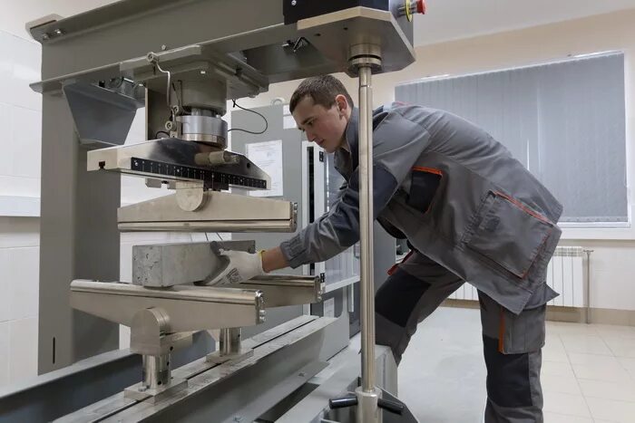 Лабораторные испытания бетона. Испытание материалов. Сертификационные испытания продукции. Лабораторные испытания материалов. Строительная лаборатория.