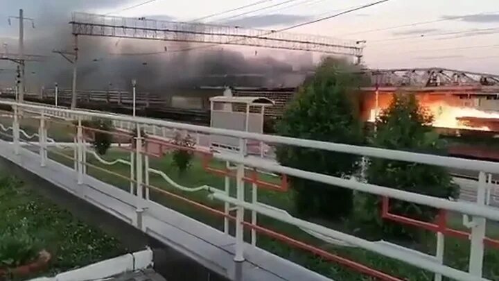 Поезд проезжает 42. Пожар на ЖД станции. Пожар на железнодорожной станции. Пожар в электричке на станции Коуровка. В Чувашии сгорел поезд.