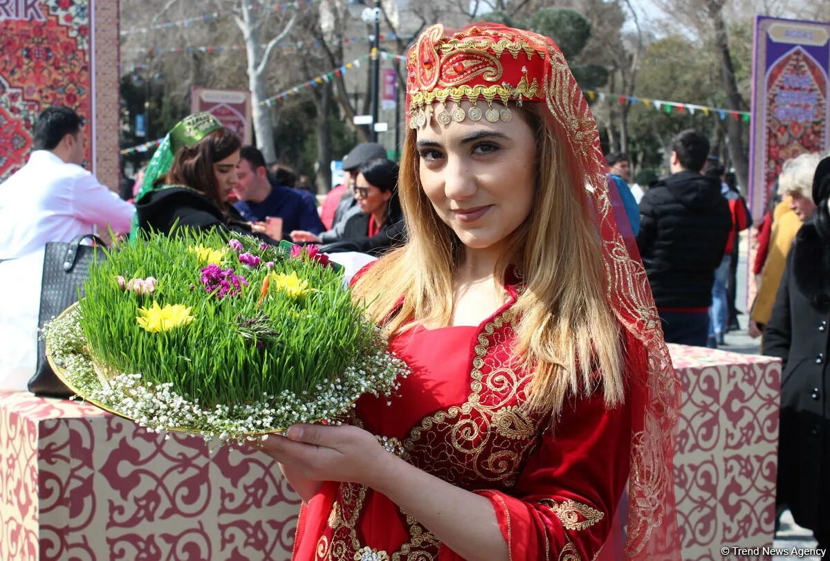 Наурыз в азербайджане. Национальный праздник Новруз байрам. Чершенбе Новруз. Новруз Азербайджан традиции. Традиции азербайджанцев Новруз байрам.