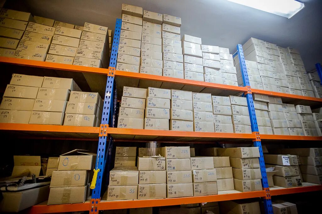 склад класса а. склад мебельной фурнитуры. горка для мезонина. склад с кладом. хранение мебели на складе.