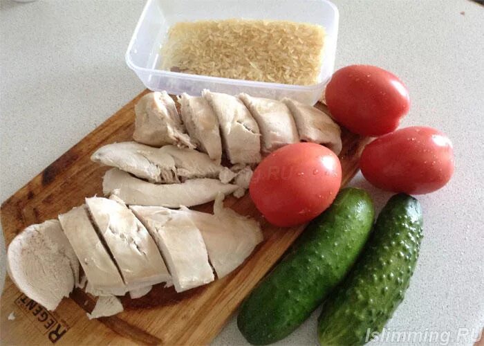 Разгрузочный день куриной грудки. Отварная курица и огурец. диета куриная грудка и яйца и овощи. диета на куриной грудке и овощах. диета с курицей и овощами.