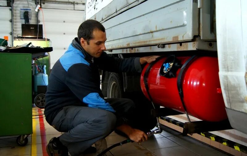 Обучение на газовое оборудование. Техобслуживание газового оборудования. Техническое обслуживание ГБО. Установщик ГБО. Машина для ремонта газовых баллонов.