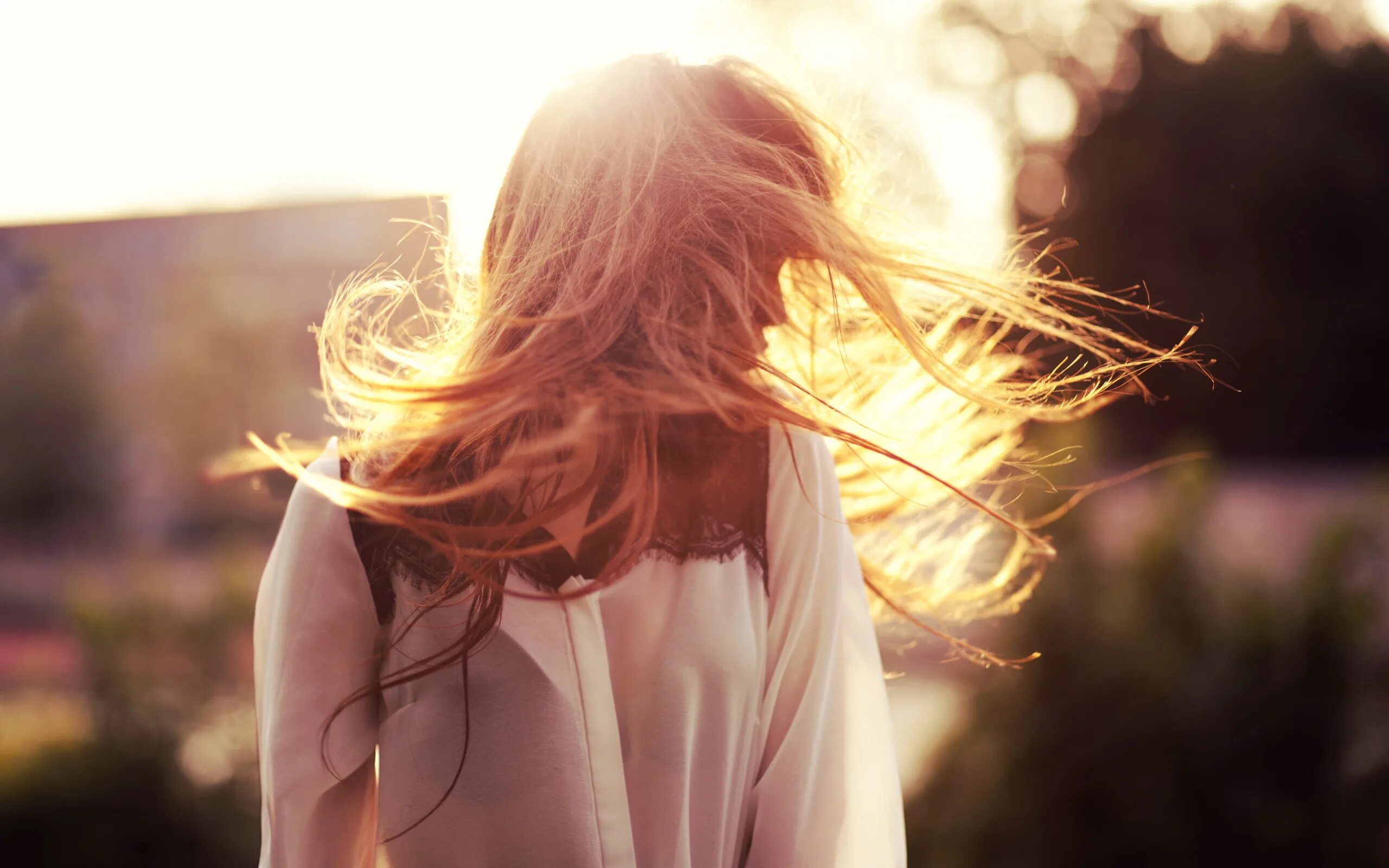 Девушка солнце. Девушка волосы на ветру. Девушка с солнцем в волосах. Русые волосы на ветру.