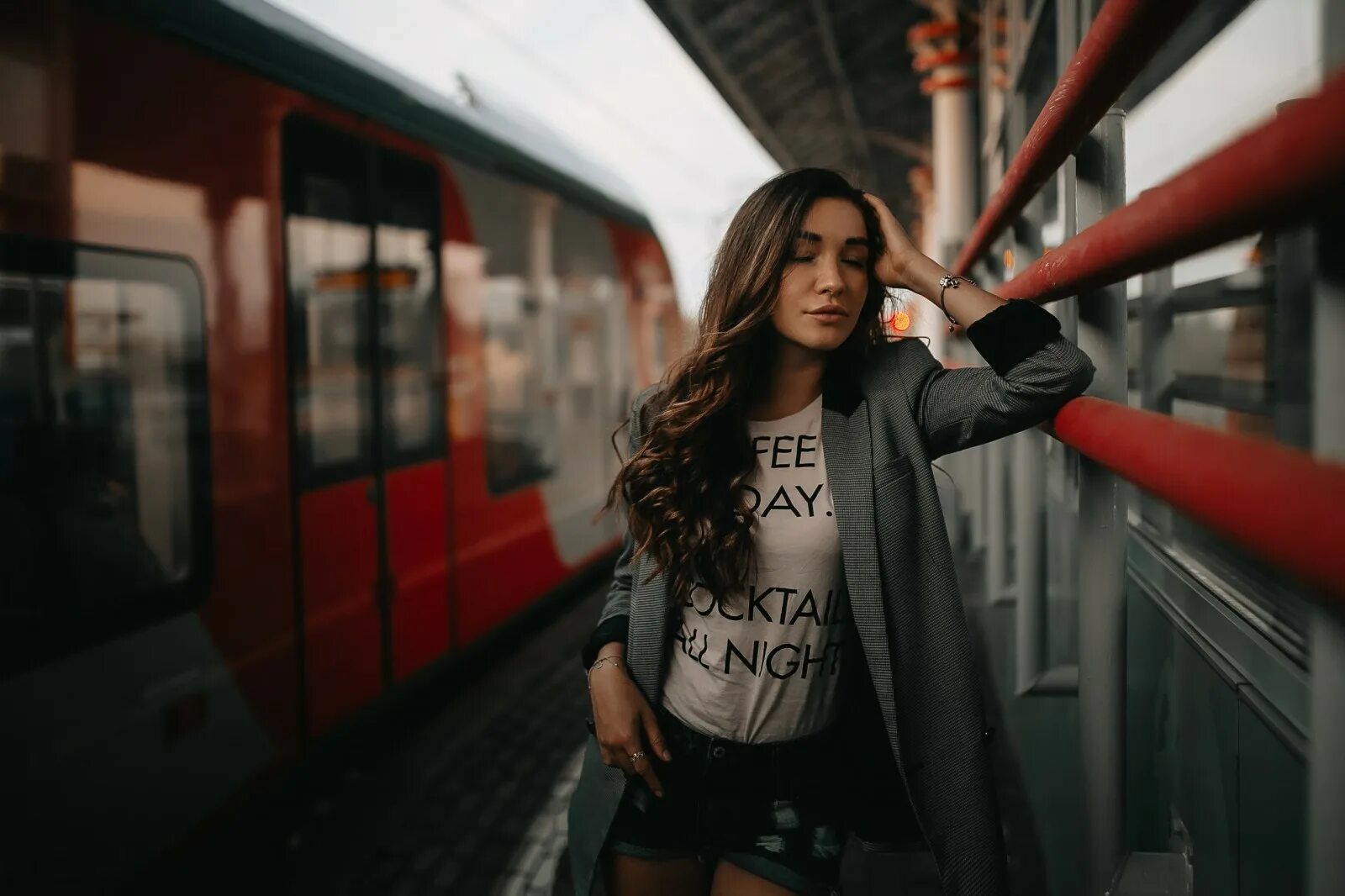Deep extended mix. Train Station woman. Девушки в шортах в поезде. Фото смуглых поезд. Девушка в поезде в шортиках.
