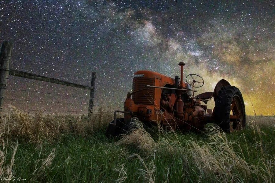 Dark farms. Трактор ночью. Трактор ночью в поле. Трактор в ночном поле. Трактор небо.