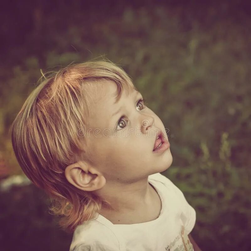 Ребенок смотрит наверх. Ребенок смотрит вверх. Школьники смотрят вверх. Ребенок смотрит наверх. Мальчик с заинтересованным лицом.