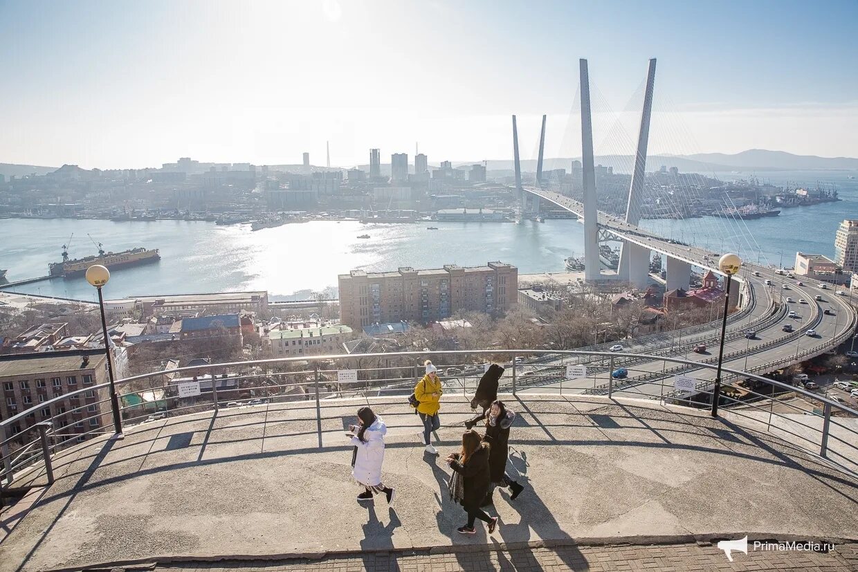 Смотровая площадка владивосток. Видовая площадка Орлиное гнездо Владивосток. Орлиная сопка Владивосток смотровая площадка. Смотровая площадка на сопке Орлиное гнездо Владивосток. Видовую площадку на Орлиной сопке во Владивостоке.