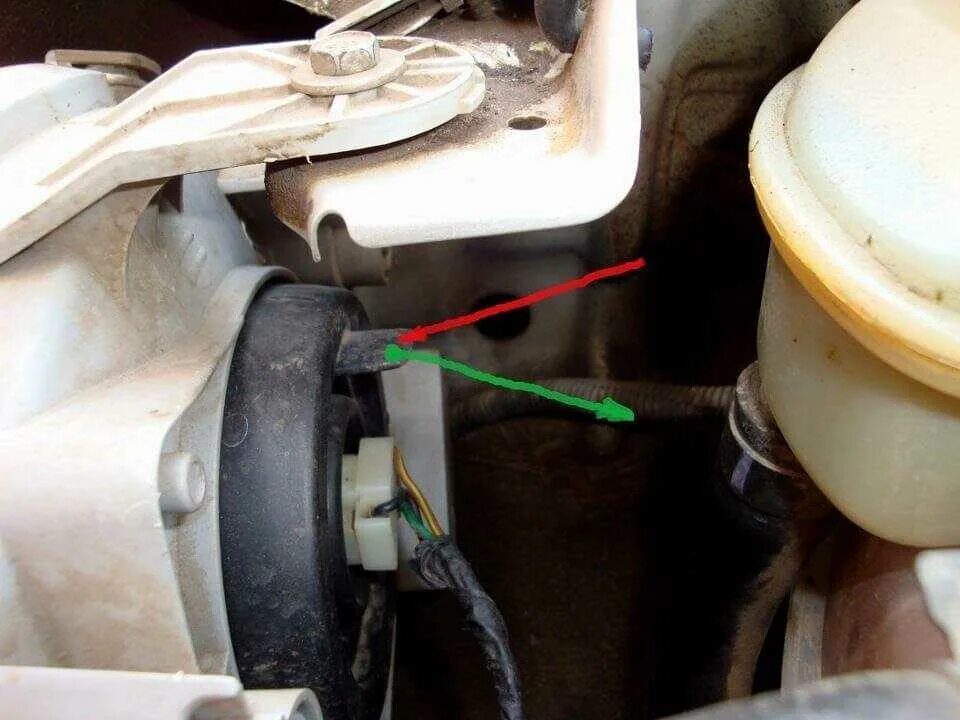 Как поменять лампочки на матизе. 8. Лампочки ближнего света на daewoo matiz. Крепления лампочки дэу матиз. Как поменять лампочки на матизе.