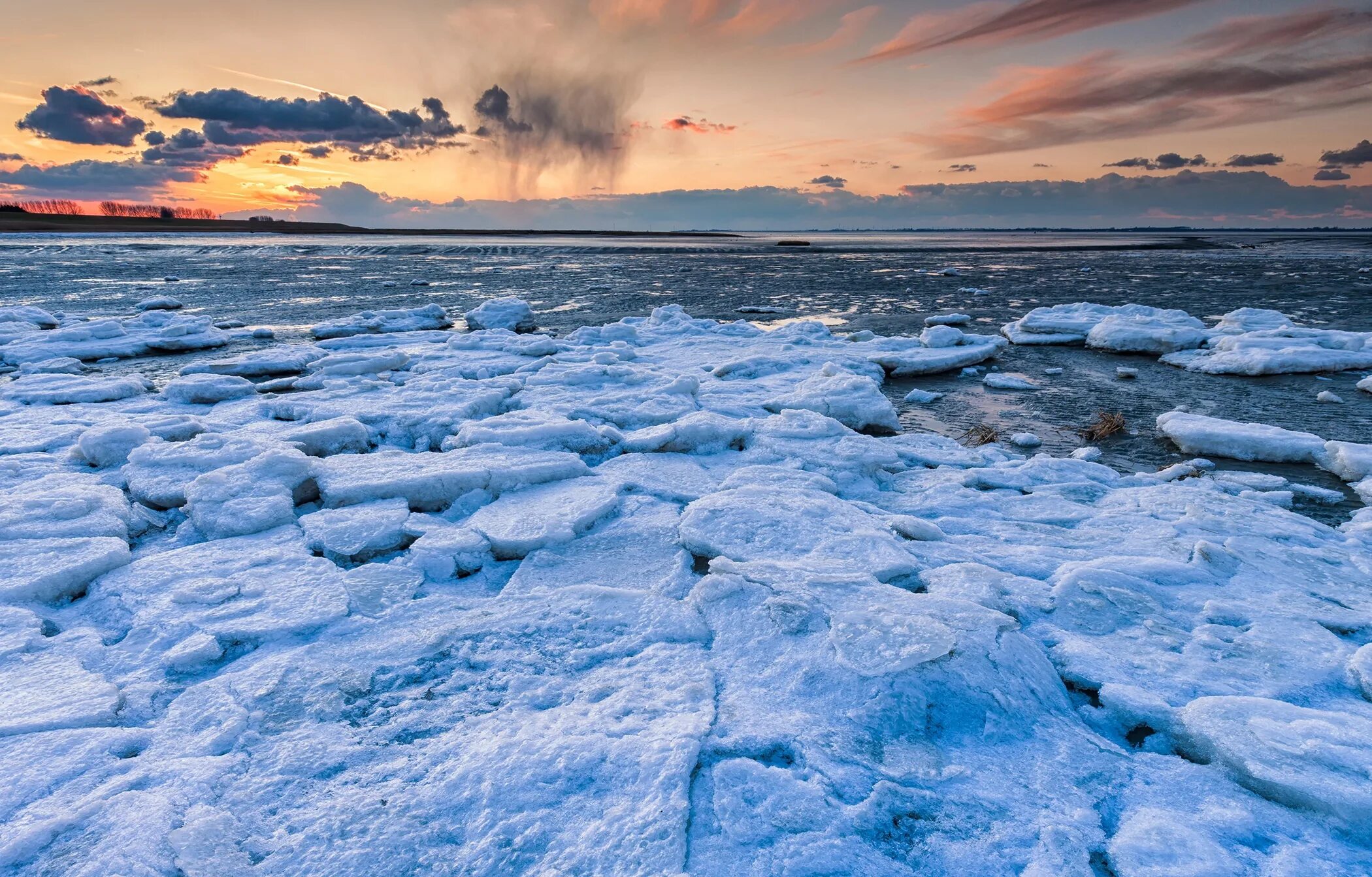 Лед на море. Море покрытое льдом. Ледяное море. Ледяное побережье. Тихо ночью покрывает лед