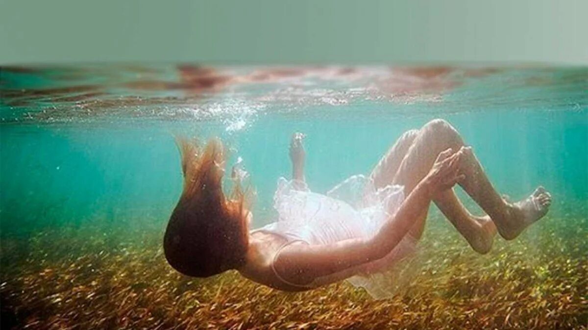 Девушка тонет в море. Тонет в воде. Человек утопающий в воде.