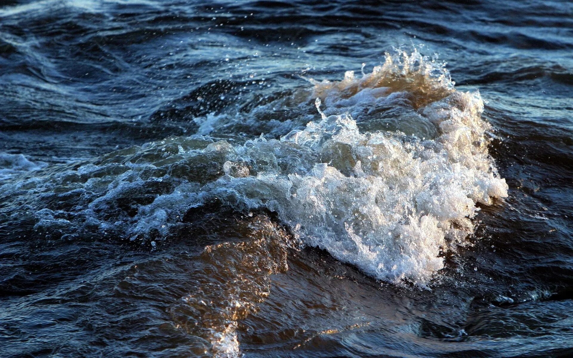 Тихий плеск воды. Море. Поверхность моря с волнами. Море вода бурление. Речная волна.