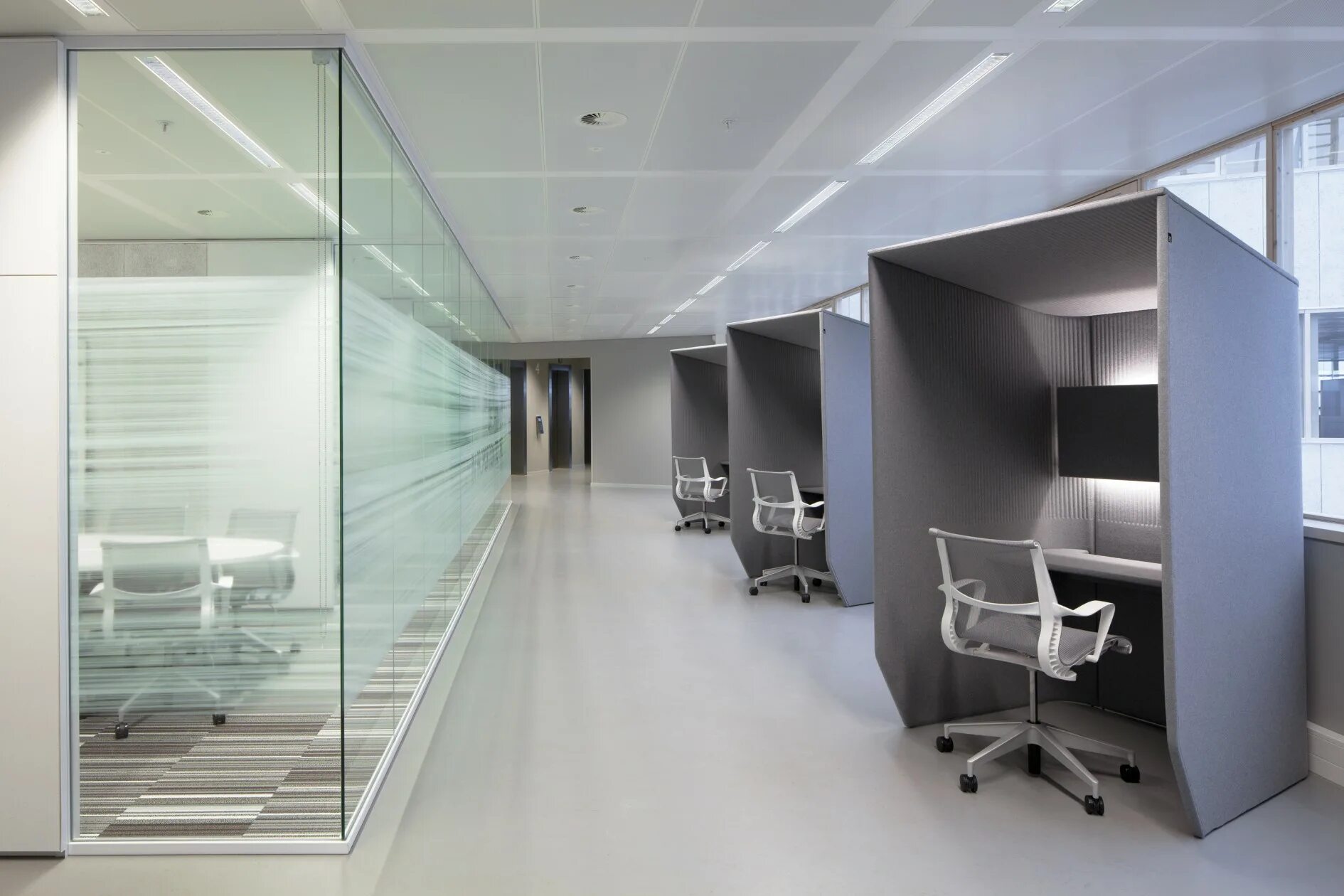 офисное помещение. офис закрытого типа. места закрытого типа. теплый остановочный павильон. интерьер общественного места.