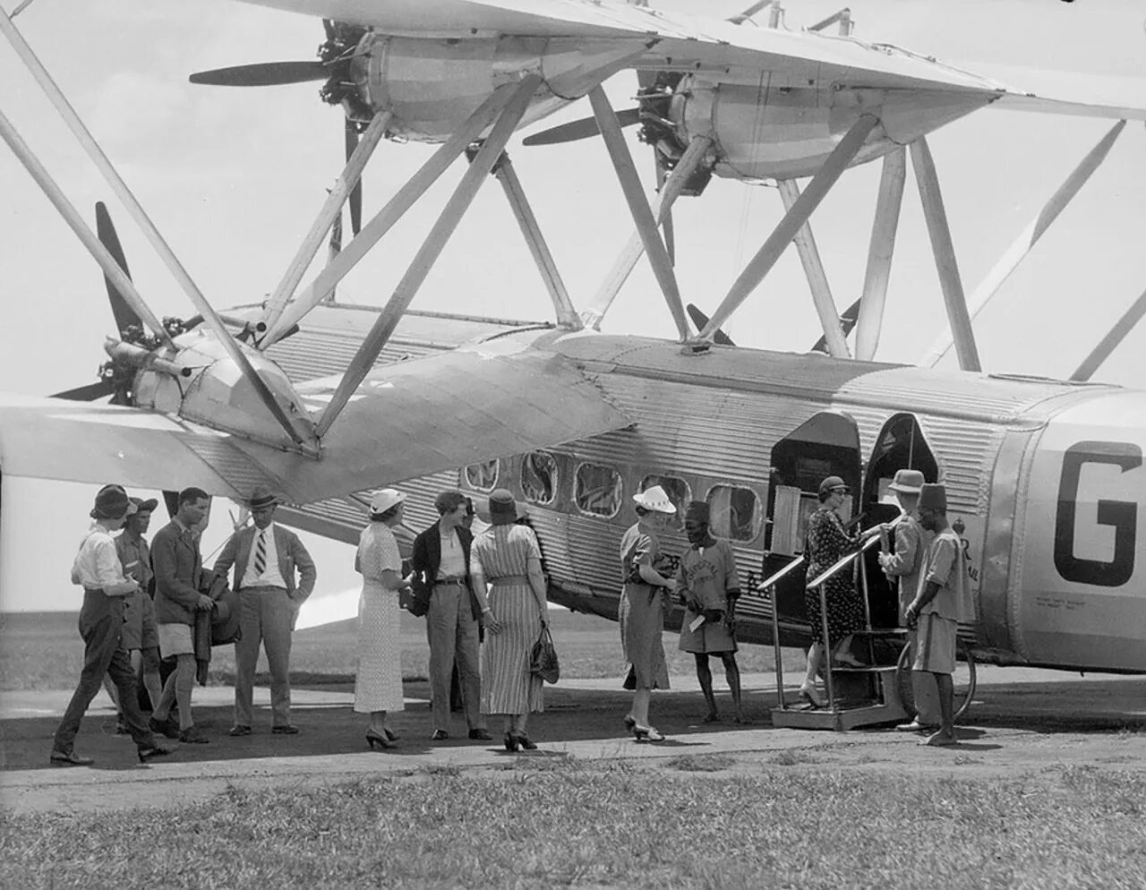 H page. Самолета handley page h.p.42. хендли пейдж 42. самолет хендли пейдж. самолет «imperial airlines», 1936.