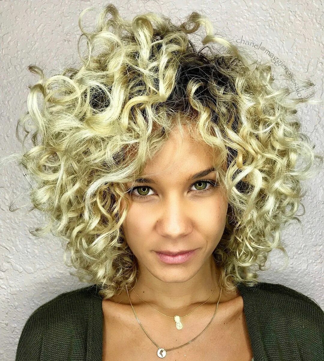 Curly blonde. Боб кудри Керли Шег. Волнистое каре биозавивка. Шегги Боб кудри. Биозавивка на Шегги.