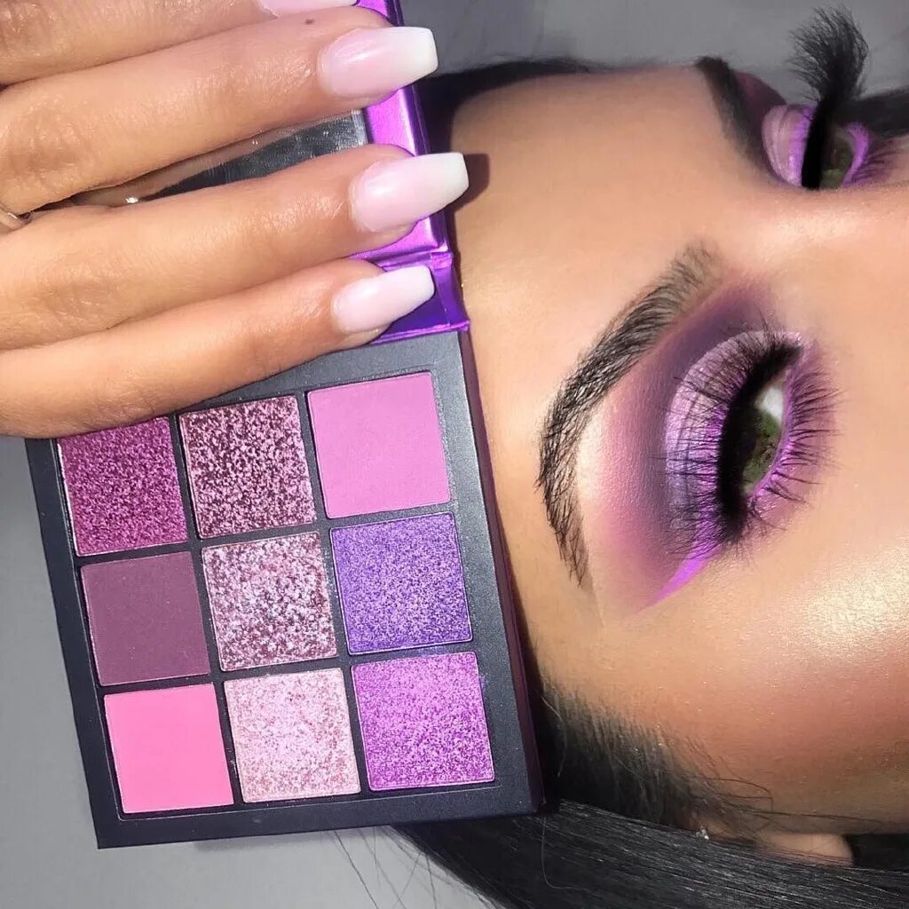 Huda Beauty фиолетовая палетка. Палетка дуохромных теней. Палетка худа Бьюти Lilac. Сиреневый макияж. Палетка ярких теней