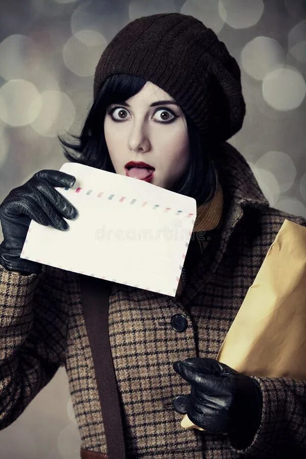 Mail girl. Картинка с днём почты девочки. Email маркетинг картинки. Mail girl. Человек читает почту электронную.