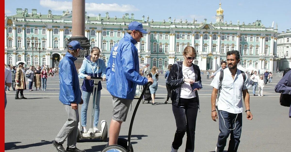 Туристы в Санкт-Петербурге. Питер туризм. Лето в Петербурге туристы. Путешественники в Питере.