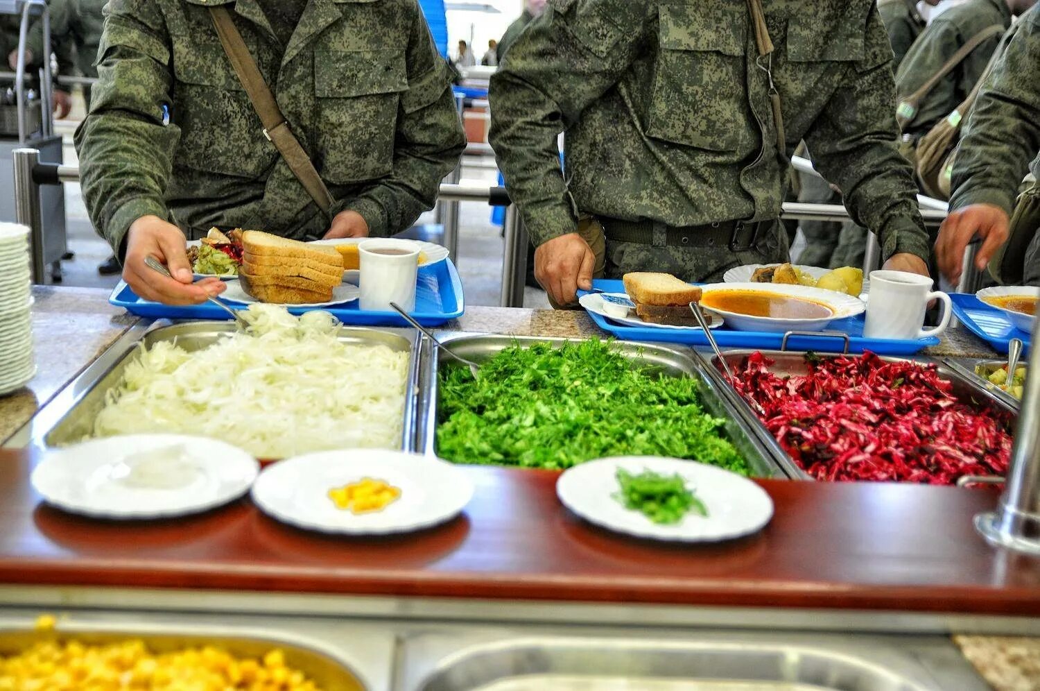 Ужин в армии. Питание в армии. Столовая в армии. Солдатская еда. Армейская еда в столовой.