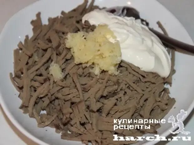 Салат с говяжьей печенью классический рецепт. Салат с печенью. Салат из печени и моркови с луком. Печёночный салат слоями с говяжьей печенью. Салат обжорка с печенью и солеными.