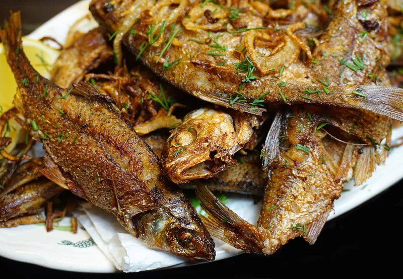 Сколько надо жарить рыбу. Рыба жареная. Блюдо из мелкой рыбы. Жареная рыба узбекская. Рыба по узбекски.