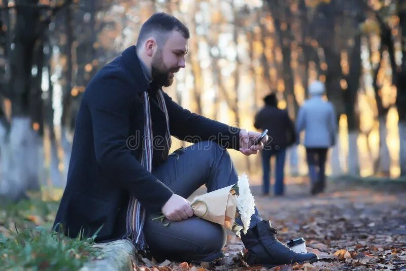 Парень ждет девушку на свидание. Парень с цветами в парке. Девушка ждёт парня. Мужчина ждет девушку. Мужчина под окном.