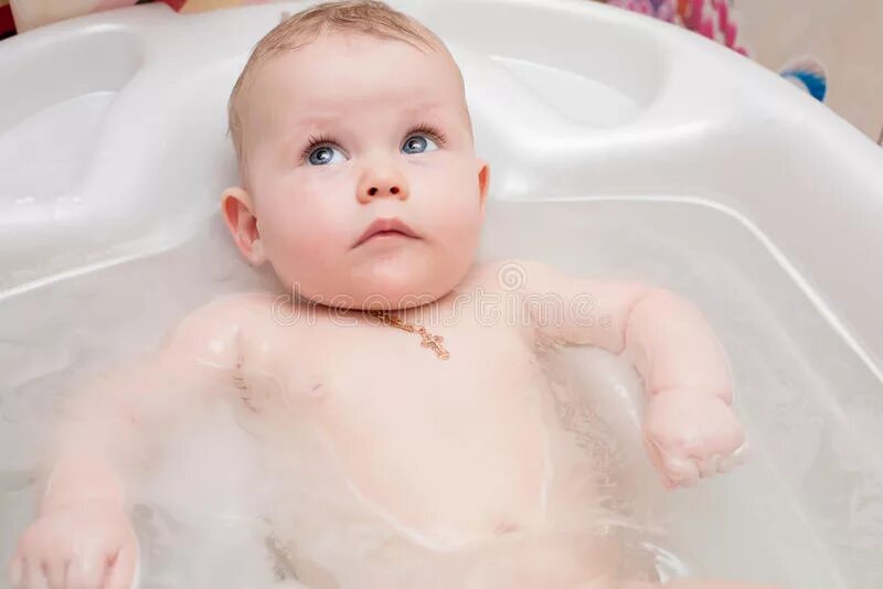 Малышка купается в ванной. Ванны для купания Индия. Юная купается в ванной. Внуки купаются в ванной. Русские купаются в ванной