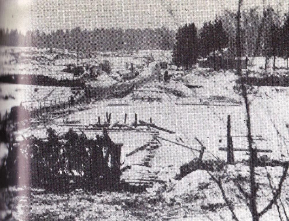 Голутвинский наплавной мост через реку москва в коломне. Переправа через москву реку. Немцы мост руза. Как переправлялись через томь 1940-1960. Паром через москва реку в коломенском фото 80 годов.