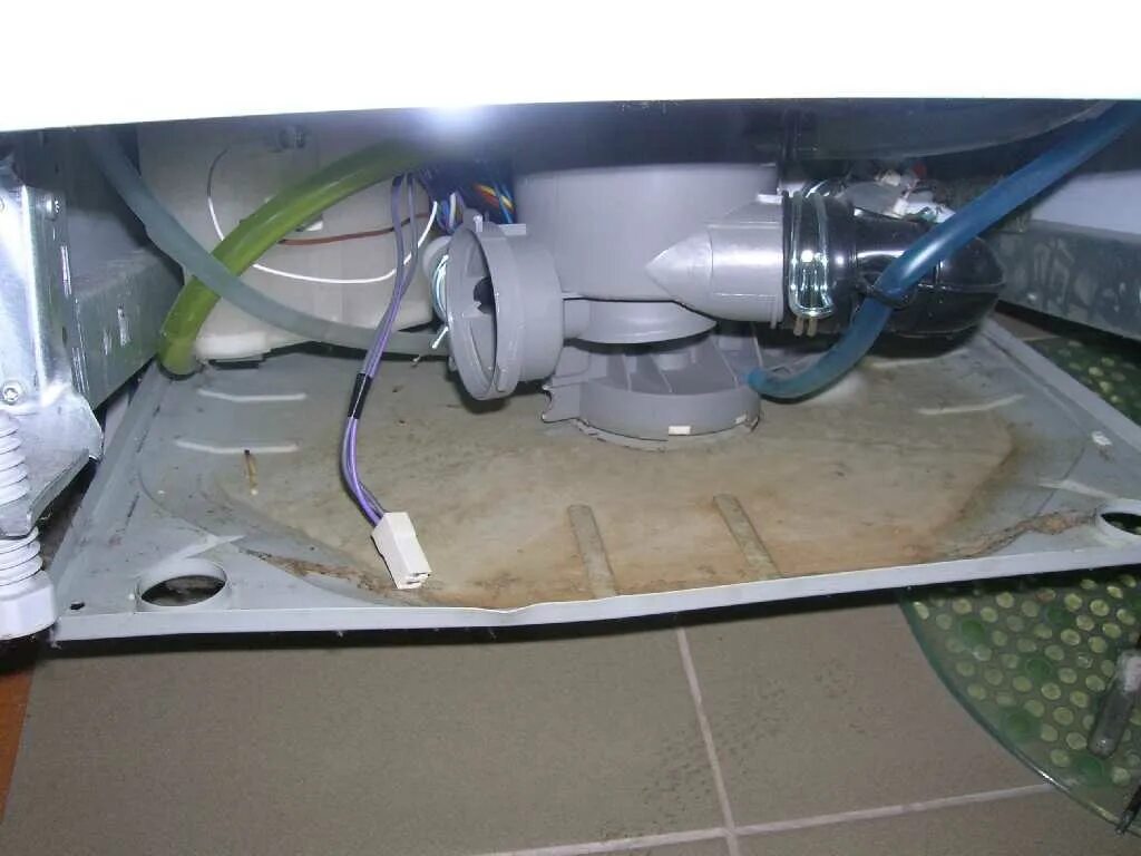 Вода снизу стиральной машины причины. Сливной фильтр посудомоечной машины Bosch. Сливной поддон посудомоечной машины Ханса. Посудомоечная машина снизу бош.