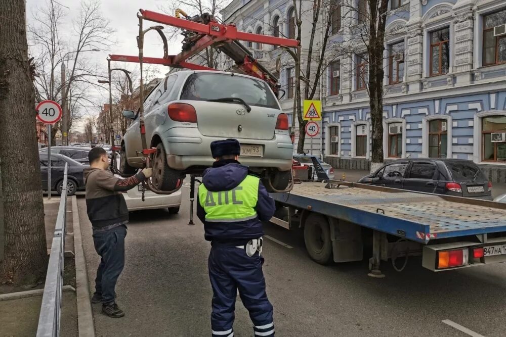 Штраф за парковку в неположенном месте 2024. Эвакуируют машину. Машина в неположенном месте. Эвакуатор на штрафстоянку. Эвакуатор транспортное средство.